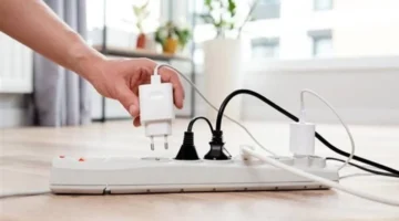 خطر ترك الشاحن متصلاً بالكهرباء لفترات طويلة وتأثيره المباشر على عمر الأجهزة المنزلية